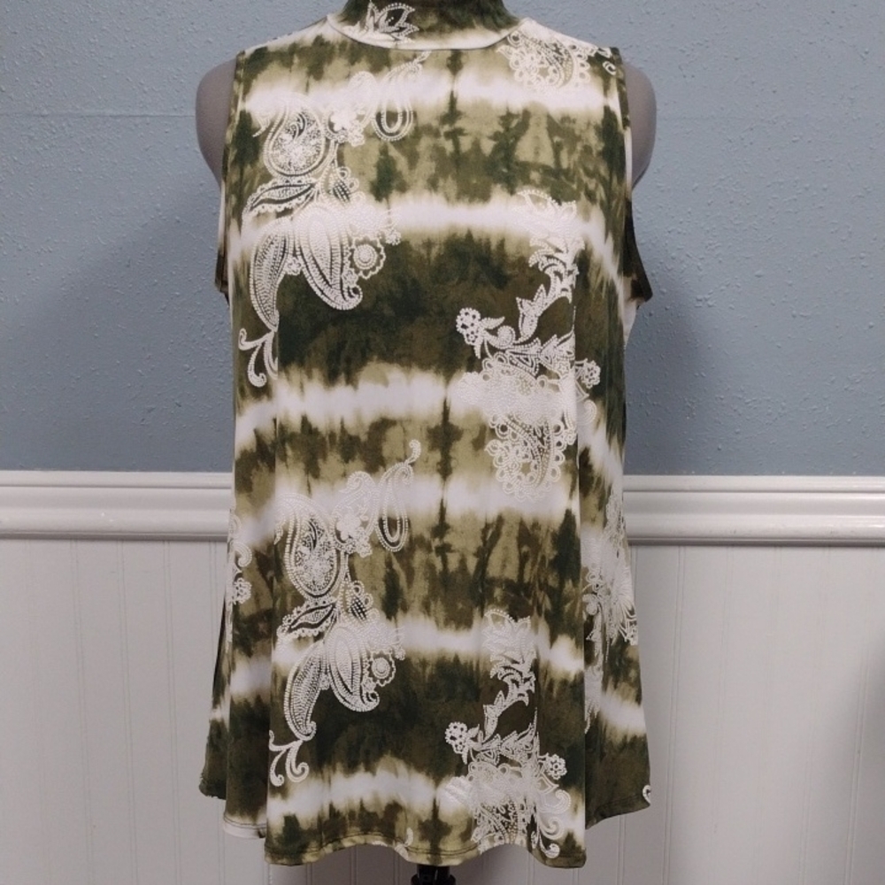 Green and White Relaxed Graphic Tank Top